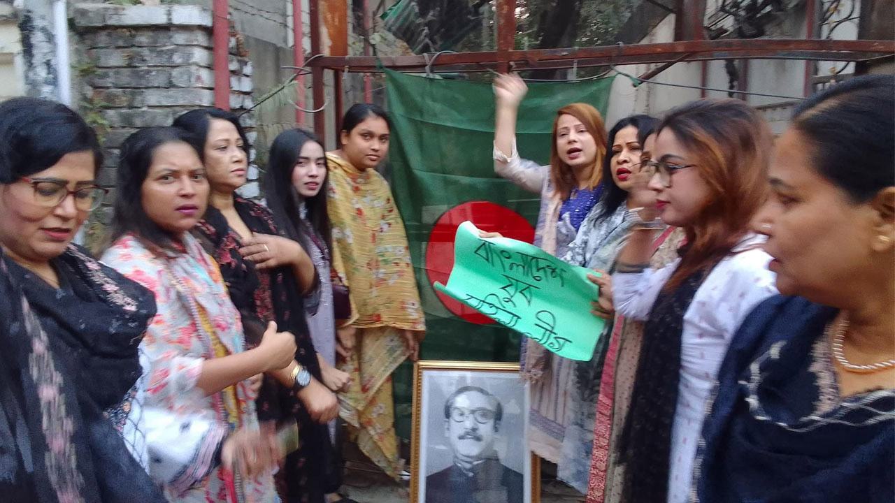 আওয়ামী লীগের ধানমন্ডি কার্যালয়ে মহিলা লীগ নেত্রীদের স্লোগান